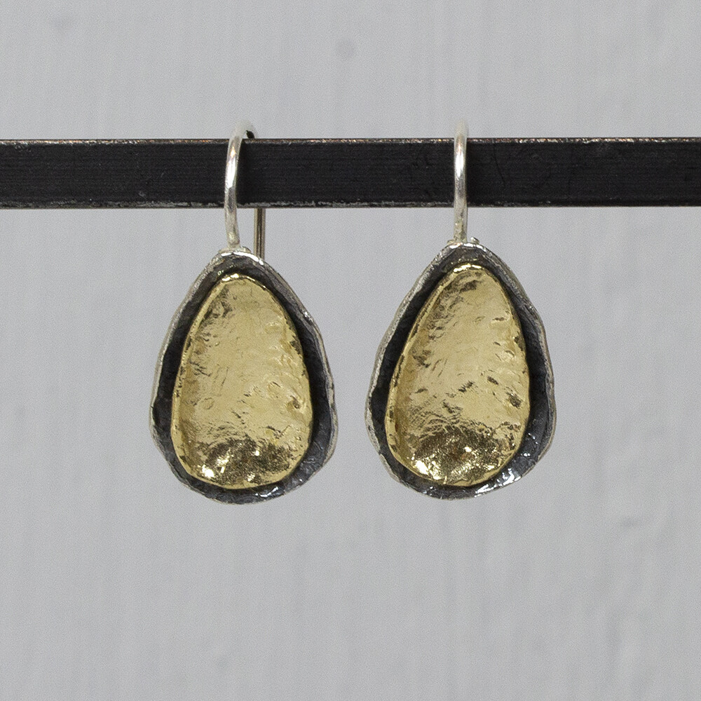 Oorhanger gemaakt van 925 sterling zilver in de vorm van een druppel, in het midden van de druppel zit een kleinere druppel van zilver verguld.