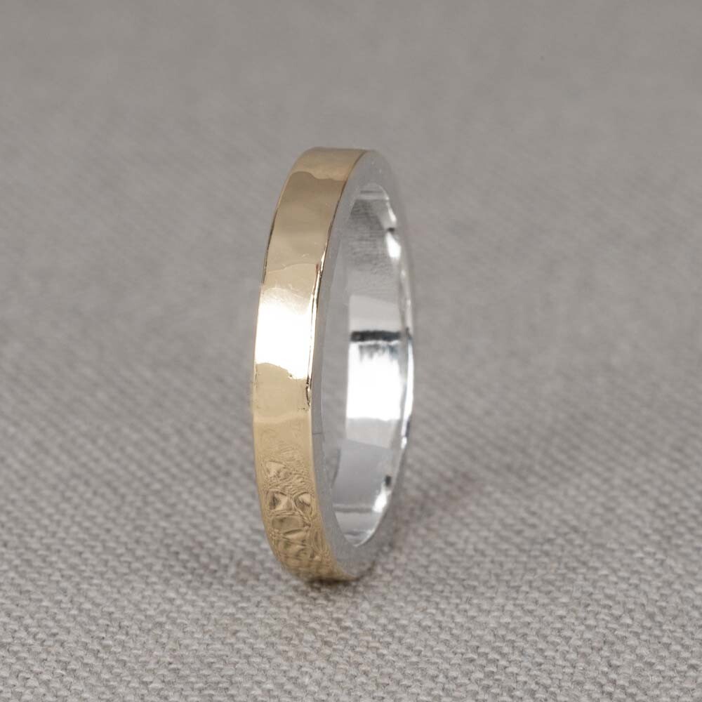 Ring van Jeh Jewels gemaakt van 9 karaat. Prachtig om alleen te dragen maar nog mooier om te combineren. Materiaal: 9 karaat De term karaat geeft aan hoeveel puur goud er per duizend delen in een sieraad zitten. Hoe hoger deze waarde, hoe meer goud. In een sieraad van 9 karaat zitten 337,5 delen goud.