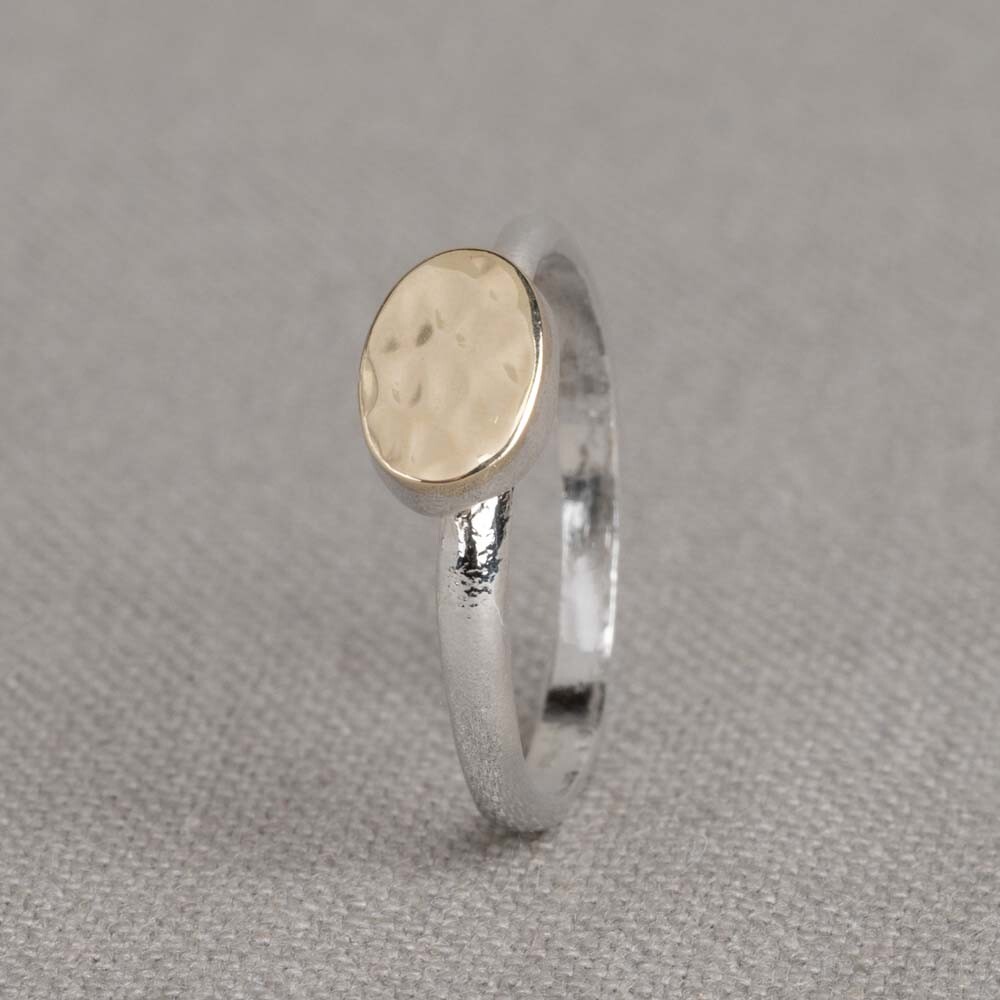 Ring aus der Herbstkollektion 2022 Jeh Jewels aus Silber und 9 Karat. Dieser Ring ist eine Kombination aus 925er Sterlingsilber mit einem 9-Karat-Oval oben. Es macht Spaß, sie mit den anderen Ringen aus der neuen Herbstkollektion zu kombinieren. Material: 925er Sterlingsilber Die Brillanz von 925er Sterlingsilber macht es zu einem begehrten Edelmetall für die Schmuckherstellung. Es besteht zu 92,5 % aus reinem Silber und zu 7,5 % aus Kupfer. Reines Silber ist ein weiches und flexibles Material, das Kupfer in 925er Sterlingsilber sorgt für die Festigkeit. Der Schmuck von Jéh Jewels ist nickelfrei. Material: 9 Karat Der Begriff Karat gibt an, wie viel reines Gold pro Tausend Teile in einem Schmuckstück steckt. Je höher dieser Wert, desto mehr Gold. In einem 9 Karat Schmuckstück stecken 337,5 Teile Gold.