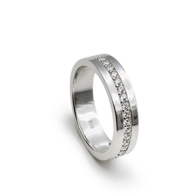 Klassieke zirkonia ring met een band van mini zirkonia's, een elegant en tijdloos sieraad. De strook kleine zirkonia's die over de ring is gerangschikt, zorgt voor een subtiele en toch verfijnde glans. Ideaal voor wie op zoek is naar een discreet design met een vleugje licht en een klassieke stijl.