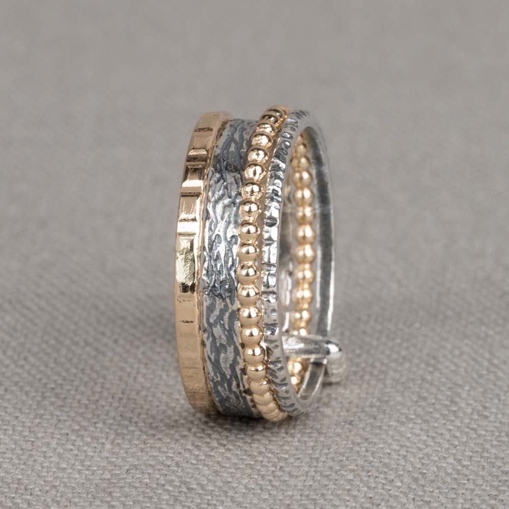 LET OP: Beperkt voorradig - niet in elke maat beschikbaar! De glans van 925 sterling zilver maakt het een gewild edelmetaal voor de vervaardiging van sieraden. Het bestaat uit 92,5% puur zilver en 7,5% koper. Puur zilver is een zacht en buigzaam materiaal, het koper in 925 sterling zilver zorgt voor de stevigheid. De sieraden van Jeh Jewels zijn nikkel vrij. Op dit sieraad is gebruik gemaakt van geoxideerd zilver, dit is een oppervlakte bewerking. Het is mogelijk dat de geoxideerde laag na verloop van tijd door slijtage gaat vervagen. Goldfilled komt uit Amerika en wordt daar al langer gebruikt voor de vervaardiging van sieraden met een "touch of gold" voor een betaalbare prijs. Het goldfilled blijft op kleur, is slijtvast en de goudlaag is dik genoeg om lang te kunnen genieten van de warme uitstraling van goud. Goldfilled wordt veelal ook goed verdragen door mensen die allergisch zijn voor andere metalen dan goud.