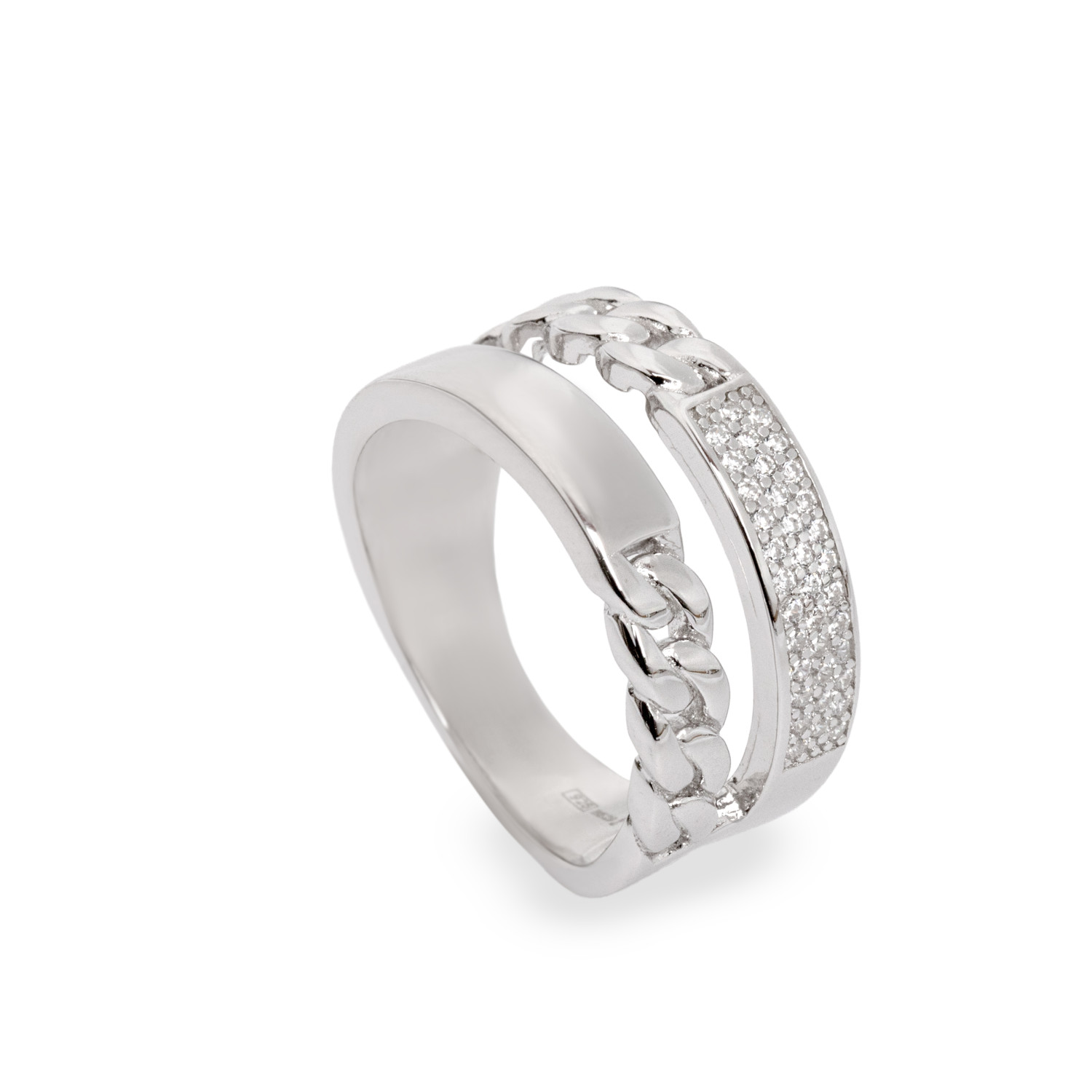 Brede zilveren ring met zirkonia en gourmette details, die een modern en verfijnd design combineert. De gezette zirkoniastenen zorgen voor een elegante schittering, terwijl het kettinkje aan de ring een uniek en eigentijds tintje geeft. Door de brede structuur is het een opvallend en krachtig sieraad, ideaal voor wie op zoek is naar een gedurfd en elegant accessoire. 