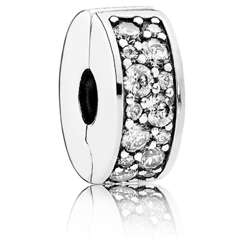 Deze prachtige Pandora Clipper Zirkonia 791817CZ heeft drie sprankelende zirkonia stenen en is perfect om je armband te decoreren. Deze clip kan op elke gewenste plek op je Pandora armband worden vastgeklemd om je bedels op hun plaats te houden. Draag deze clip alleen of combineer hem met andere bedels voor een gepersonaliseerde look. Een must-have accessoire voor elke Pandora liefhebber!