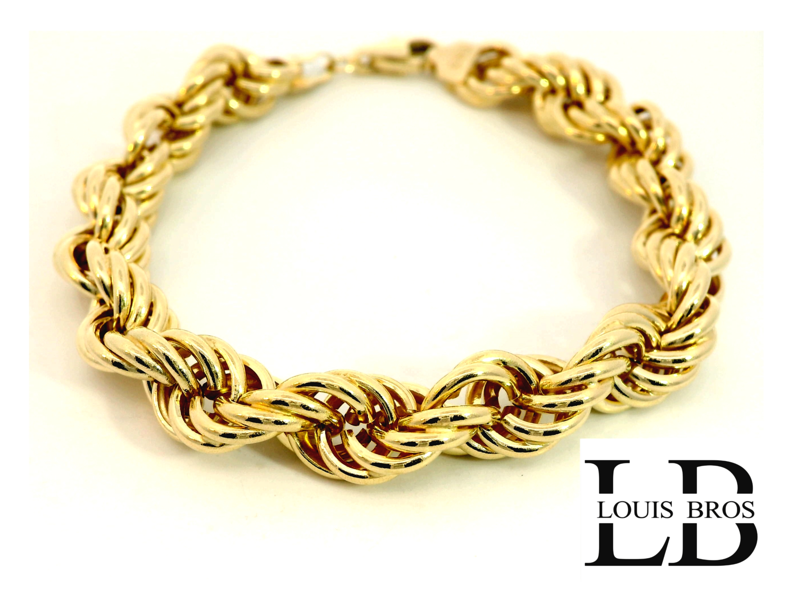 Deze prachtige geelgouden armband met gedraaide schakels is een echte blikvanger voor zowel dames als heren. Vervaardigd uit hoogwaardig 14 karaat geelgoud (7.65 gr)
( en met een royale breedte van 8 mm straalt deze armband pure klasse en kracht uit.

Het gedraaide schakelontwerp geeft de armband een dynamisch karakter en zorgt voor een luxe glans bij iedere beweging. Dankzij het tijdloze en stijlvolle ontwerp is deze armband perfect geschikt voor dagelijks gebruik én speciale gelegenheden. De stevige sluiting garandeert comfort en veiligheid bij het dragen.

Of je nu op zoek bent naar een elegant accessoire voor jezelf of een waardevol cadeau voor een ander, deze unisex armband is een veelzijdige keuze die moeiteloos gecombineerd kan worden met diverse stijlen.

Kenmerken:

Type: Armband

Materiaal: 14 karaat geelgoud

Breedte: 8 mm

Design: Gedraaide schakels

Kleur: Geelgoud

Stijl: Tijdloos, stijlvol en krachtig

Geslacht: Unisex

Sluiting: Stevige karabijnsluiting of veerringsluiting (afhankelijk van uitvoering)