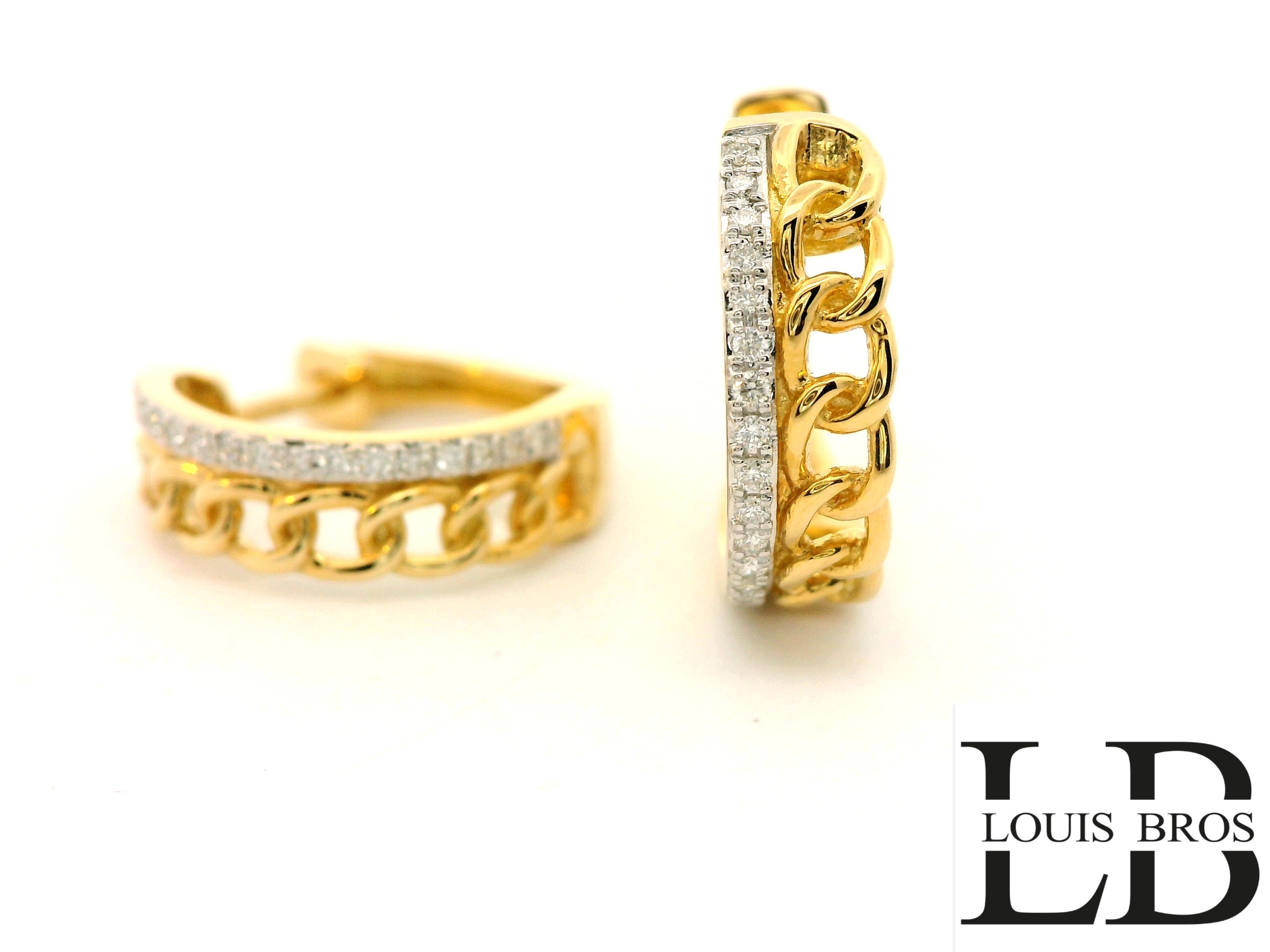 Voeg een vleugje glamour en verfijning toe aan je look met deze schitterende 18 karaat geelgouden oorringen (4.09 gr), bezet met fonkelende diamanten. Deze elegante oorringen combineren een klassiek design met een moderne twist: een stijlvolle schakelpaneel in geelgoud naast een strakke rij briljant geslepen diamanten die het licht op indrukwekkende wijze reflecteren.

Het gebruik van 18 karaat goud benadrukt de luxe uitstraling, terwijl de diamanten zorgen voor een subtiele maar opvallende schittering. Dankzij het praktische kliksluitsysteem zijn de oorringen gemakkelijk te dragen en comfortabel in gebruik — ideaal voor dagelijks gebruik of voor een speciale gelegenheid.

Kenmerken:

Type: Oorringen / Creolen

Materiaal: 18 karaat geelgoud

Inleg: Natuurlijke diamanten 0.11CT G/VS

Design: Combinatie van een schakelmotief en een diamanten pavézetting

Sluiting: Kliksluiting voor extra draagcomfort

Stijl: Luxe, elegant en modern

Geslacht: Dames

Perfect voor: wie op zoek is naar een exclusief sieraad dat elegantie en karakter combineert.