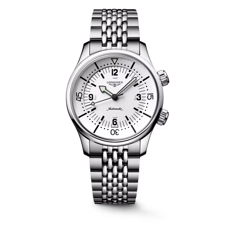 De Longines Legend Diver L37644166 is een elegante polshorloge met modelnummer L38035536. Deze horloge heeft een roestvrijstalen kast, een zilverkleurige band en een kastgrootte van 39mm. Hoewel er geen datumfunctie is, maakt de klassieke stijl hem een tijdloze keuze. Ideaal te dragen bij zowel formele als casual gelegenheden voor een stijlvolle look.