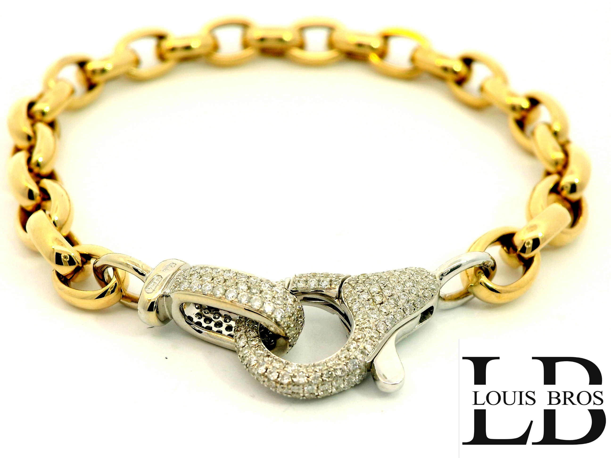 Deze exclusieve geelgouden armband van 18 karaat (10.30 gr) is een toonbeeld van verfijnde luxe en vrouwelijkheid. Het unieke ontwerp met elegante ovale schakels geeft de armband een tijdloze en stijlvolle uitstraling. Wat deze armband echt bijzonder maakt, is het schitterende slot dat volledig is bezet met fonkelende diamanten – een subtiel detail dat direct de aandacht trekt en de armband een luxueuze finishing touch geeft.

De combinatie van hoogwaardig 18 karaat goud en de briljant geslepen diamanten maakt dit sieraad tot een ware eyecatcher, perfect voor de vrouw die houdt van klasse en exclusiviteit. Dankzij het stevige, met diamant bezette slot is deze armband niet alleen prachtig, maar ook praktisch en veilig in gebruik.

Kenmerken:

Type: Armband

Materiaal: 18 karaat geelgoud

Design: Ovale schakels

Slot: Met diamanten bezet, luxe en opvallend

Stijl: Elegant, exclusief en tijdloos

Geslacht: Dames

Perfect voor: speciale gelegenheden, feestelijke outfits of als een uniek en waardevol cadeau voor een bijzondere vrouw.