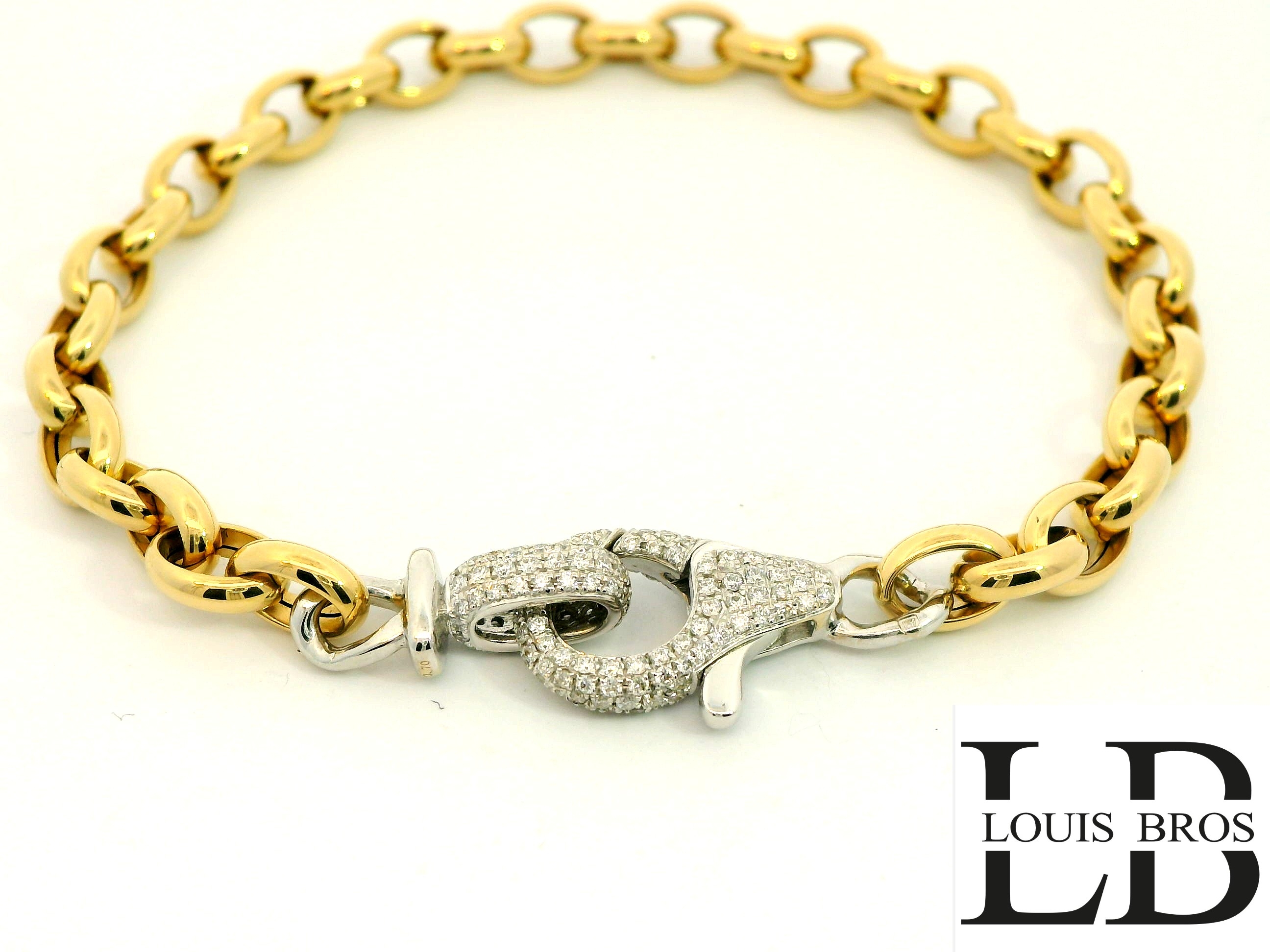 Deze exclusieve geelgouden armband van 18 karaat (7. gr) is een toonbeeld van verfijnde luxe en vrouwelijkheid. Het unieke ontwerp met elegante ovale schakels geeft de armband een tijdloze en stijlvolle uitstraling. Wat deze armband echt bijzonder maakt, is het schitterende slot dat volledig is bezet met fonkelende diamanten – een subtiel detail dat direct de aandacht trekt en de armband een luxueuze finishing touch geeft.

De combinatie van hoogwaardig 18 karaat goud en de briljant geslepen diamanten maakt dit sieraad tot een ware eyecatcher, perfect voor de vrouw die houdt van klasse en exclusiviteit. Dankzij het stevige, met diamant bezette slot is deze armband niet alleen prachtig, maar ook praktisch en veilig in gebruik.

Kenmerken:

Type: Armband

Materiaal: 18 karaat geelgoud

Design: Ovale schakels

Slot: Met diamanten bezet, luxe en opvallend

Stijl: Elegant, exclusief en tijdloos

Geslacht: Dames

Perfect voor: speciale gelegenheden, feestelijke outfits of als een uniek en waardevol cadeau voor een bijzondere vrouw.