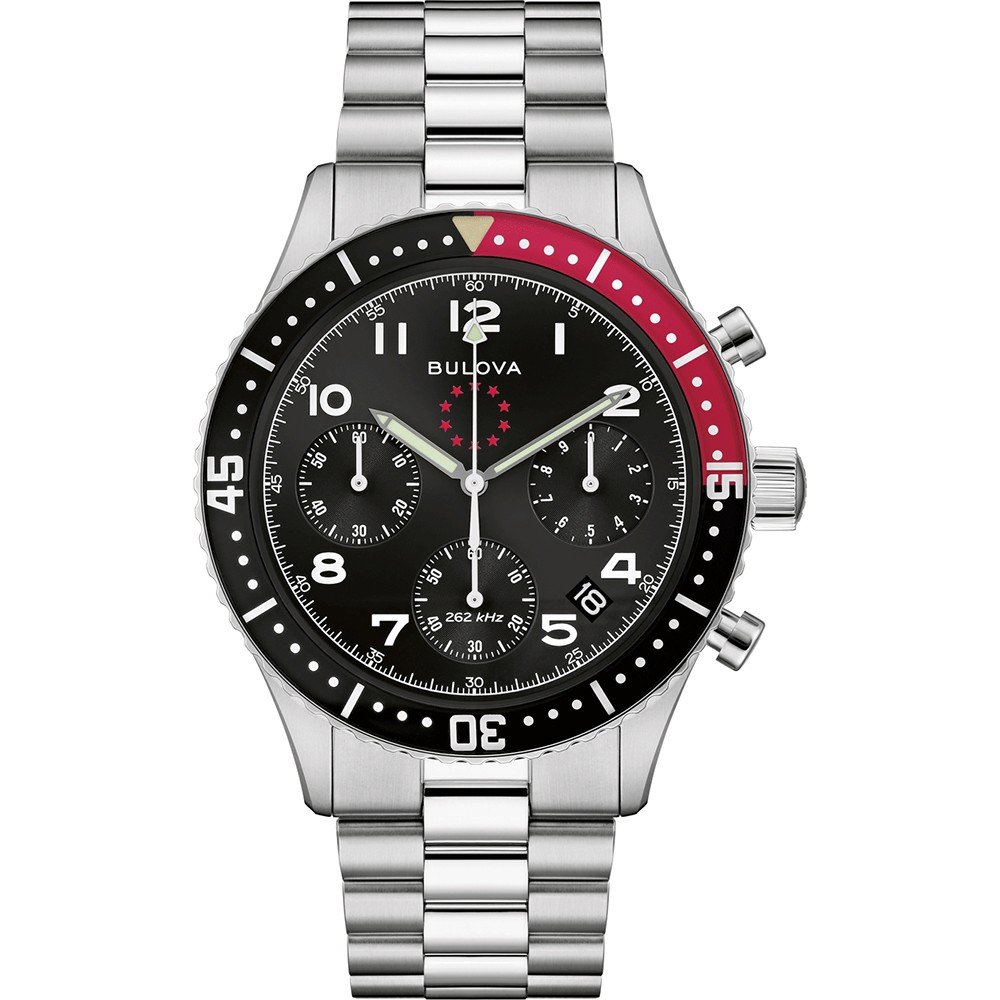 Dit Bulova herenhorloge, model 98B451, heeft een quartz uurwerk en een roestvrijstalen kast en band. Met een waterdichtheid van 20 ATM en saffierglas is het duurzaam en stijlvol. De zilverkleurige kast en zwarte wijzerplaat met Arabische indexen maken het perfect voor elke gelegenheid. Draag het dagelijks of bij formele gelegenheden voor een tijdloze look.