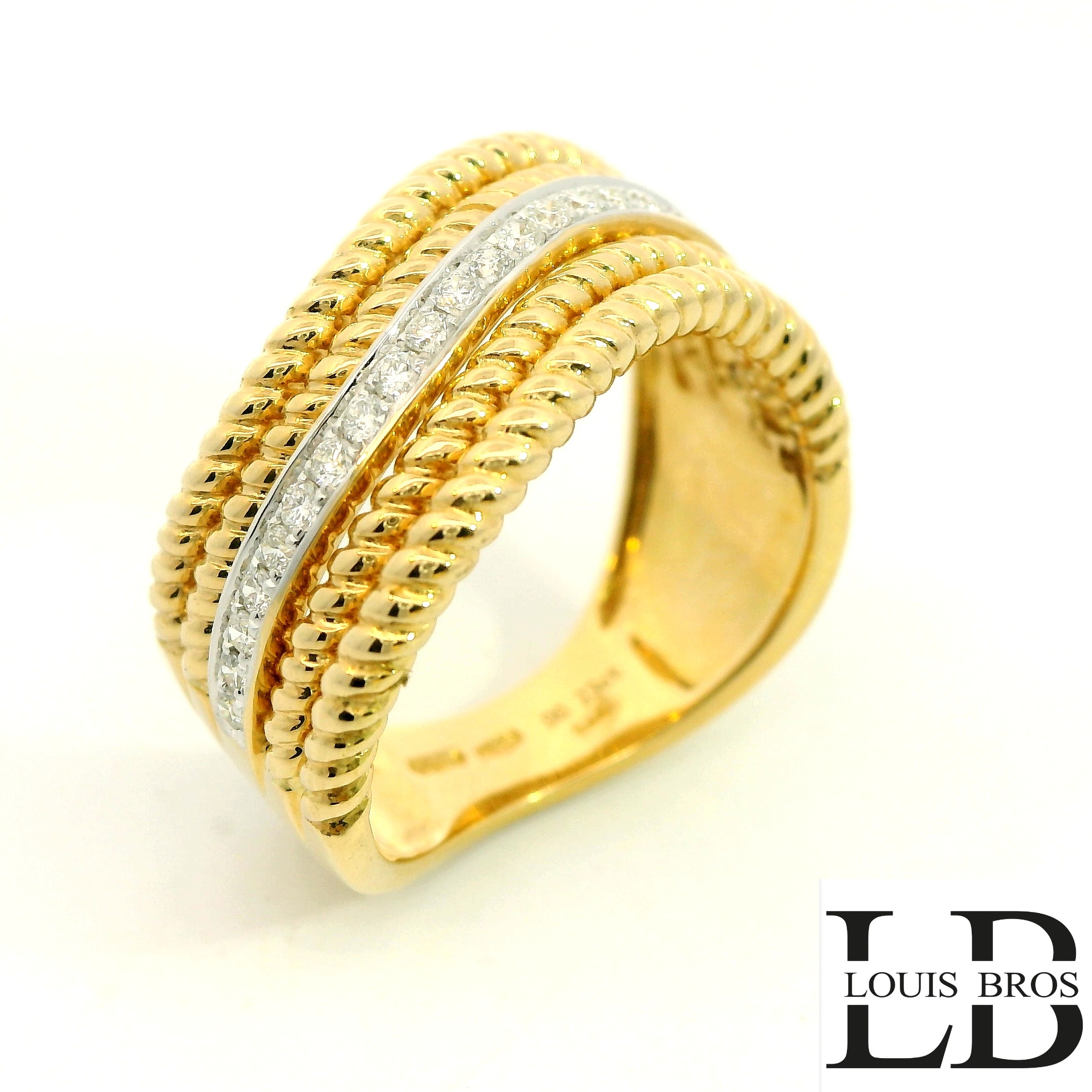 Deze prachtige bicolor gouden ring van 18 karaat (8.64 gr) combineert modern design met tijdloze elegantie. De ring is vervaardigd uit een harmonieuze combinatie van geelgoud en witgoud, wat zorgt voor een verfijnd contrast en een luxe uitstraling. In het midden schittert een fijne rij briljant geslepen diamanten, subtiel maar krachtig, die het ontwerp naar een hoger niveau tillen.

De strakke lijnen en de uitgebalanceerde vormgeving maken deze ring perfect voor dagelijks gebruik én bijzondere gelegenheden. Of je hem nu solo draagt of combineert met andere sieraden, deze ring is een stijlvolle blikvanger die bij elke outfit past.

Kenmerken:

Type: Ring

Materiaal: 18 karaat bicolor goud (geel- en witgoud)

Inleg: Rij briljant geslepen diamanten in het midden

Design: Modern en tijdloos

Stijl: Elegant, verfijnd en veelzijdig

Geslacht: Dames

Perfect voor: wie op zoek is naar een unieke ring die luxe, comfort en eigentijdse klasse naadloos combineert.
De ring is verkrijgbaar in meerdere afmetingen.
