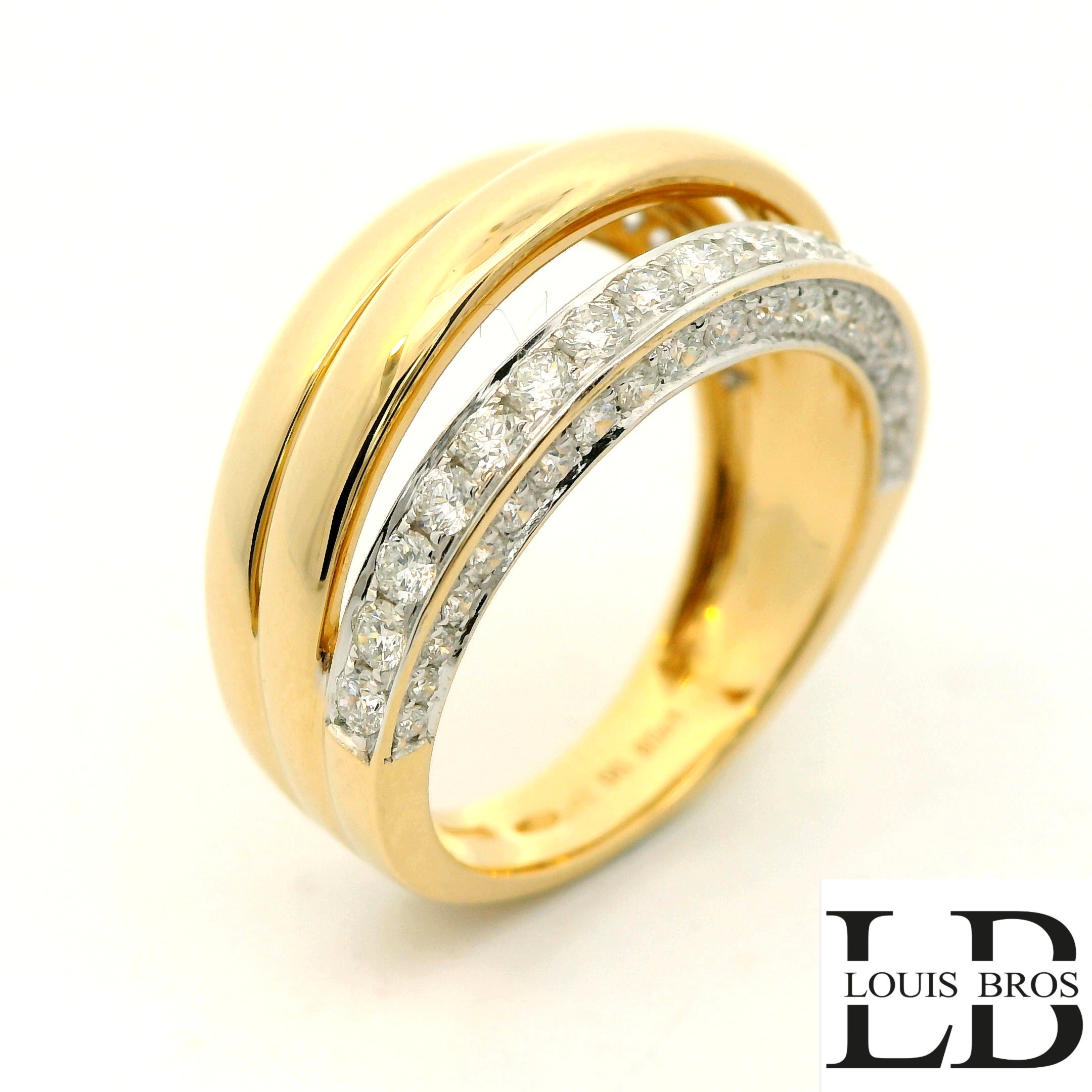 Ontdek de perfecte balans tussen eigentijdse verfijning en tijdloze klasse met deze exclusieve bicolor ring, vervaardigd uit 18 karaat wit- en geelgoud (7.gr). Het moderne ontwerp straalt pure elegantie uit, met een subtiele maar krachtige harmonie tussen de twee goudtonen.

De schittering van fijn geselecteerde diamanten accentueert het luxueuze karakter van de ring, terwijl het strakke en doordachte design ervoor zorgt dat dit juweel moeiteloos aansluit bij elke stijl – van dagelijks chic tot formele elegantie.

Deze ring is niet alleen een statement van smaak, maar ook een investering in een sieraad dat generaties lang bewondering zal oogsten. Tijdloos, modern en uitgesproken verfijnd: een meesterwerk voor wie houdt van luxe met klasse.
De ring is verkrijgbaar in meerdere afmetingen.