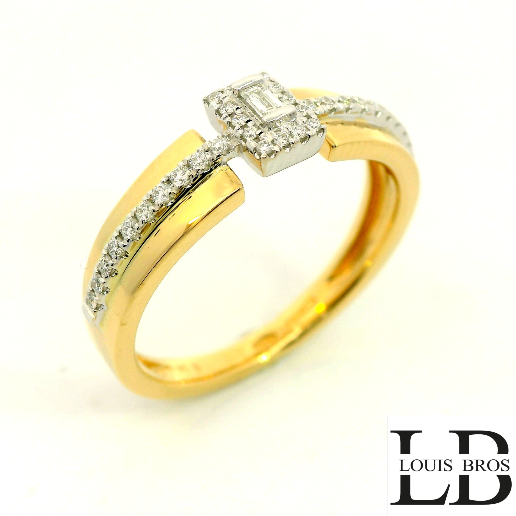 Een symbool van pure elegantie en unieke schoonheid: deze 18 karaat geelgouden ring (4.33 gr) combineert vakmanschap met een hedendaags design dat nooit uit de tijd raakt. Het strakke geelgoud vormt een warm contrast met de verfijnde witgouden zetting, waarin fonkelende diamanten op schitterende wijze tot hun recht komen.

Het moderne ontwerp straalt verfijning en luxe uit, met een vleugje eigenzinnigheid die deze ring écht uniek maakt. Of je nu op zoek bent naar een bijzonder sieraad voor jezelf, of naar een betoverende verlovingsring die ‘ja’ zegt met stijl en karakter – dit is een ring die indruk maakt, elke dag opnieuw.

Tijdloos, elegant en uitgesproken bijzonder. Een meesterstuk dat generaties overstijgt.
De ring is verkrijgbaar in meerdere afmetingen.