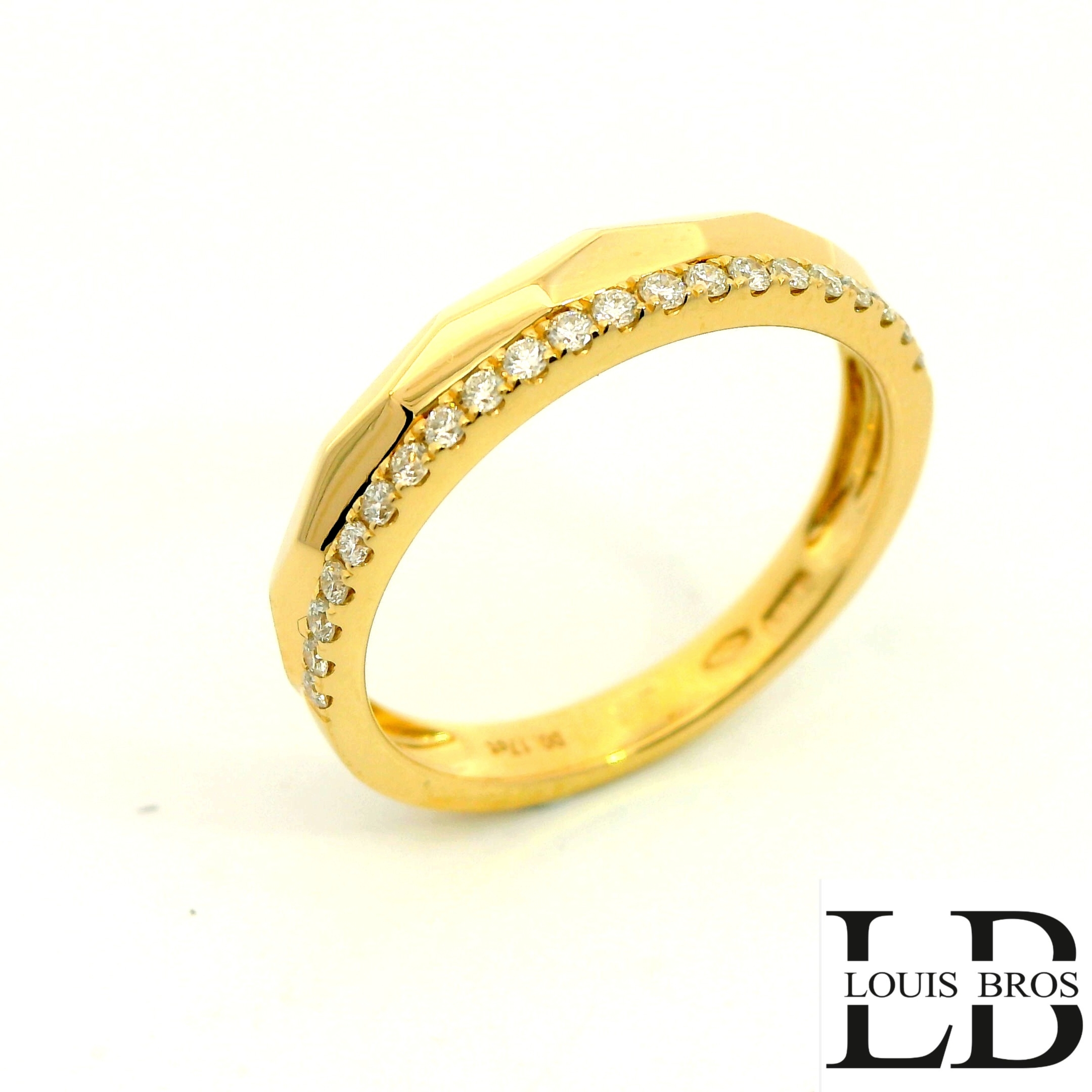 Deze verfijnde 18 karaat geelgouden ring (3.24 gr) straalt pure elegantie uit. Met haar subtiele ontwerp en delicate lijnen is ze een sieraad dat opvalt door haar eenvoud en klasse. De schitterende diamanten voegen een vleugje luxe toe, zonder te overdrijven – perfect voor wie houdt van ingetogen glamour.

Het moderne accent in het ontwerp geeft de ring een eigentijdse uitstraling, terwijl de tijdloze vormgeving ervoor zorgt dat ze moeiteloos meegaat met elke stijl en gelegenheid.

Een ring die zowel solo als in combinatie met andere sieraden prachtig tot haar recht komt – ideaal als dagelijks sieraad of als betekenisvol geschenk. Tijdloos, vrouwelijk en stijlvol in elk detail.
De ring is verkrijgbaar in meerdere afmetingen.