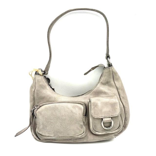 Productomschrijving:

Compacte en veelzijdige tas, perfect voor dagelijks gebruik of een avondje uit. Dankzij de slimme indeling en de afneembare schouderband draag je deze tas zowel kort als lang — precies zoals jij wilt.

Afmetingen:
Hoogte: 15 cm
Breedte: 24 cm
Diepte: 10 cm

Kenmerken:

Afneembare en verstelbare lange schouderband
Handige achterrits voor extra opbergruimte
Voorvak met ritssluiting
Extra vakje met magneetsluiting voor snelle toegang
Hoofdvak met ritssluiting
Binnenin voorzien van een steekvak
Een stijlvolle en praktische keuze voor wie houdt van flexibiliteit en overzicht.