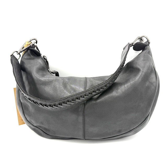 Productomschrijving:

Elegante en multifunctionele tas met verfijnde details. Deze tas combineert stijl met gebruiksgemak en past perfect bij elke outfit — van casual tot chic.

Afmetingen:
Hoogte: 20 cm
Breedte: 37 cm
Diepte: 7 cm

Kenmerken:

Afneembare korte band met stijlvol vlechtdetail
Verstelbare en afneembare lange schouderband
Ritssluiting aan de achterzijde voor extra opbergruimte
Hoofdvak afsluitbaar met rits
Binnenzijde voorzien van een ritsvak en twee steekvakken voor overzichtelijke organisatie
Een modieuze tas die je zowel in de hand als over de schouder draagt – ideaal voor dagelijks gebruik of een avondje uit.