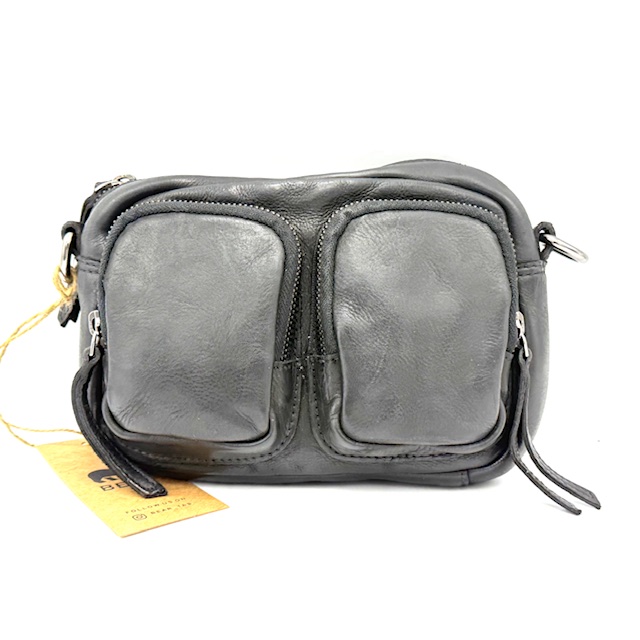 Productomschrijving:

Compact en praktisch – deze tas is ideaal voor wie graag georganiseerd op pad gaat zonder in te leveren op stijl. Dankzij het slimme ontwerp en de handige indeling neem je al je essentials moeiteloos mee.

Afmetingen:
Hoogte: 15 cm
Breedte: 19 cm
Diepte: 6 cm

Kenmerken:

Twee opgestikte voorvakken met ritssluiting
Achtervak met ritssluiting voor extra opbergruimte
Afneembare en verstelbare schouderband voor veelzijdig draagcomfort
Toprits sluit het hoofdvak veilig af
Binnenzijde van het hoofdvak voorzien van een steekvak en een ritsvak
Een compacte alleskunner die perfect is voor dagelijks gebruik of onderweg.