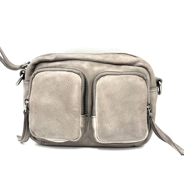 Productomschrijving:

Compact en praktisch – deze tas is ideaal voor wie graag georganiseerd op pad gaat zonder in te leveren op stijl. Dankzij het slimme ontwerp en de handige indeling neem je al je essentials moeiteloos mee.

Afmetingen:
Hoogte: 15 cm
Breedte: 19 cm
Diepte: 6 cm

Kenmerken:

Twee opgestikte voorvakken met ritssluiting
Achtervak met ritssluiting voor extra opbergruimte
Afneembare en verstelbare schouderband voor veelzijdig draagcomfort
Toprits sluit het hoofdvak veilig af
Binnenzijde van het hoofdvak voorzien van een steekvak en een ritsvak
Een compacte alleskunner die perfect is voor dagelijks gebruik of onderweg.