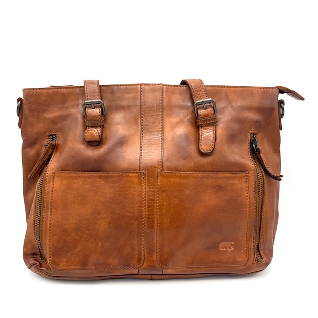 Productomschrijving:

Ruim, stijlvol en praktisch – deze shopper is de ideale metgezel voor dagelijks gebruik. Dankzij de slimme vakindeling en de afneembare schouderriem is deze tas zowel functioneel als veelzijdig.

Kenmerken:

Afneembare en verstelbare schouderriem voor comfortabel dragen
Twee steekvakken en twee ritsvakken aan de voorzijde, ideaal voor spullen die je snel bij de hand wilt hebben
Achterzijde voorzien van een ritsvak
Afsluitbaar met een toprits
Onder de toprits bevindt zich een ruim hoofdvak met:
Een tussenvak met rits
Een extra ritsvak aan de achterzijde
Een handig steekvak voor kleinere items
Een ruime shopper die elegantie combineert met optimaal gebruiksgemak – perfect voor werk, winkelen of een dagje weg.

Afmetingen:
Hoogte 26cm x breed 35cm x diep 14cm