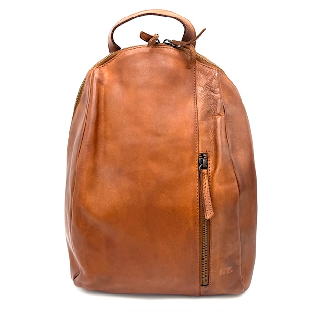 Productomschrijving:

Strak en functioneel – deze tas biedt voldoende ruimte en handige vakken voor georganiseerd gebruik, zonder in te leveren op stijl.

Afmetingen:
Hoogte: 34 cm
Breedte: 26 cm
Diepte: 9 cm

Kenmerken:

Ritssluiting aan de achterzijde voor extra opbergruimte
Voorzijde voorzien van een extra ritsvak
Hoofdvak afsluitbaar met een dubbele toprits, voor soepel openen en sluiten
Binnenzijde uitgerust met een steekvak en een ritsvak, ideaal voor het opbergen van kleinere items
Deze praktische tas is perfect voor dagelijks gebruik, werk of onderweg – compact van formaat, groot in gemak.