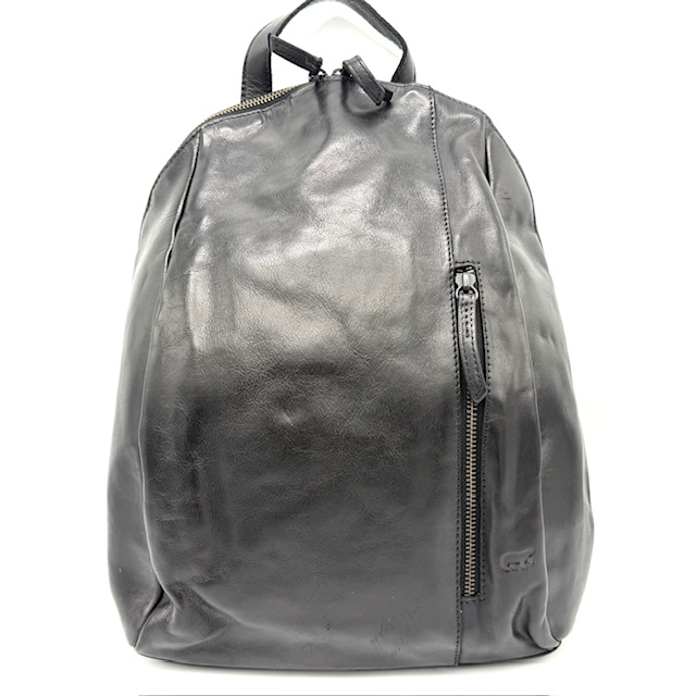 Productomschrijving:

Strak en functioneel – deze tas biedt voldoende ruimte en handige vakken voor georganiseerd gebruik, zonder in te leveren op stijl.

Afmetingen:
Hoogte: 34 cm
Breedte: 26 cm
Diepte: 9 cm

Kenmerken:

Ritssluiting aan de achterzijde voor extra opbergruimte
Voorzijde voorzien van een extra ritsvak
Hoofdvak afsluitbaar met een dubbele toprits, voor soepel openen en sluiten
Binnenzijde uitgerust met een steekvak en een ritsvak, ideaal voor het opbergen van kleinere items
Deze praktische tas is perfect voor dagelijks gebruik, werk of onderweg – compact van formaat, groot in gemak.