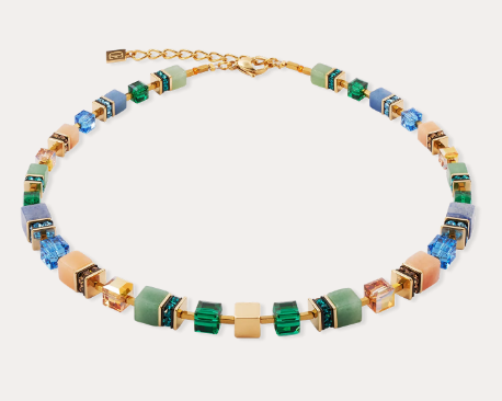 Zo stralend als de lente - de GeoCUBE® Precious statement collier gouden lente combineert perfect frisse kleuren en luxueus design. Gloeiende Swarovski® kristallen, kostbare edelsteenblokjes en fijne gouden accenten maken een elegant statement, terwijl de iconische GeoCUBE® elementen een moderne, gestructureerde look creëren. Perfect voor iedereen die stijl combineert met gemak.