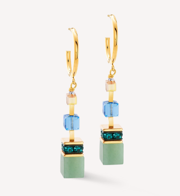Speels, helder, elegant - de GeoCUBE® Precious Statement oorbellen goud-lente vangen de warme, frisse kleuren van de lente. Stralende Swarovski® kristallen, fijne edelsteenblokjes en gouden accenten resoneren met elke beweging en creëren een look die lichtheid en luxe combineert.