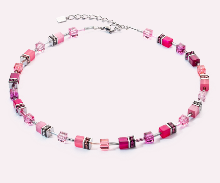 Viva Magenta! We brengen een eerbetoon aan de modekleur van dit jaar met een serie waarvan de naam alles zegt. Verfijnde Swarovski®-kristallen en levendige GeoCUBES® komen samen in een opvallende kleurstelling en maken van deze korte ketting dé must-have van het seizoen. Pure joie de vivre – viva magenta!
Dankzij de roestvrijstalen sluiting is de lengte 6 cm verstelbaar.
Maak deze stijl compleet met de Viva Magenta-armband en -oorbellen.