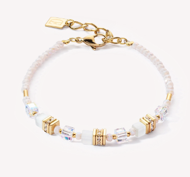 Fijne armband in een Mini Cubes ontwerp. De wit-gouden kleurstelling maakt hem perfect voor het komende huwelijksseizoen.