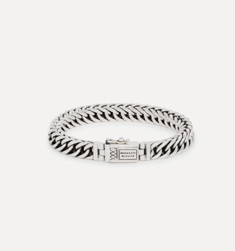 De Esther XS armband is een van de bekendste armbanden van onze iconische sieraden collectiel. De stoere gevlochten schakel maakt deze sterling zilveren armband tot een echte must have! De schakels zijn geoxideerd waardoor de binnenkant van de schakel donker is. Ontworpen in Amsterdam en met precisie handgemaakt uit gerecycled zilver in Zuid-Oost Azië. De Esther XS is niet zomaar een sieraad; het is een stukje kunst dat je draagt als symbool van jouw unieke pad.