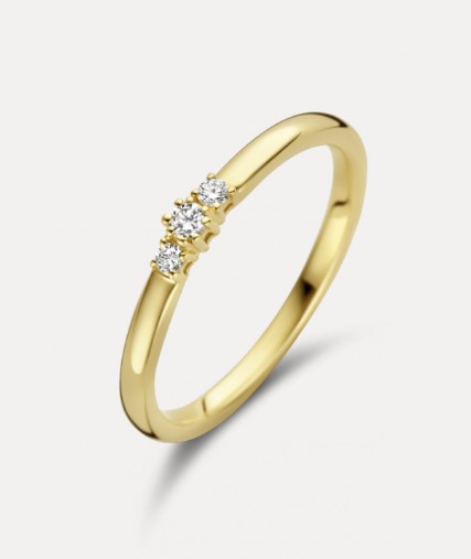 14 Karaat geel gouden dames ring model Premium Sydney met 3 briljant geslepen diamanten van totaal 0.08 crt. H/Si. Modern en helemaal van nu door de grotere midden steen en 2 kleinere daarnaast. Perfect voor elke gelegenheid.
