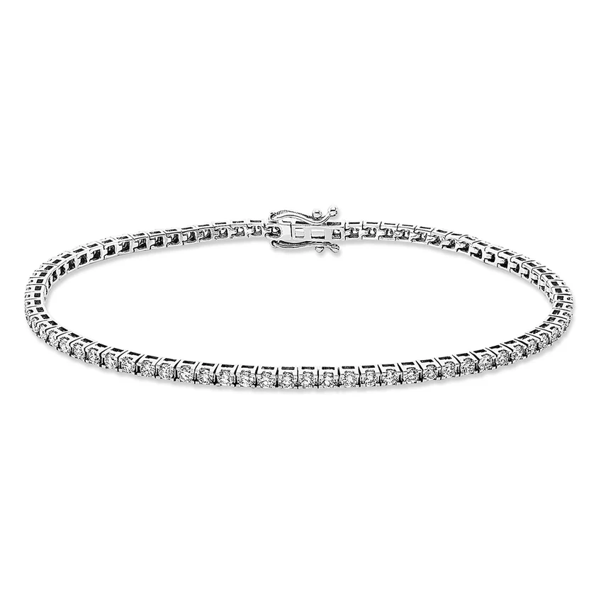 Dit prachtige Witgouden Tennisarmband van 20 cm en 2 mm straalt luxe uit. Gemaakt van 14-karaats witgoud, bevat het 77 briljant geslepen diamanten van SI1 zuiverheid en G-kleur. Draag deze elegante armband solo voor een verfijnde look of combineer met andere sieraden voor een trendy stijl. Perfect voor elke gelegenheid!