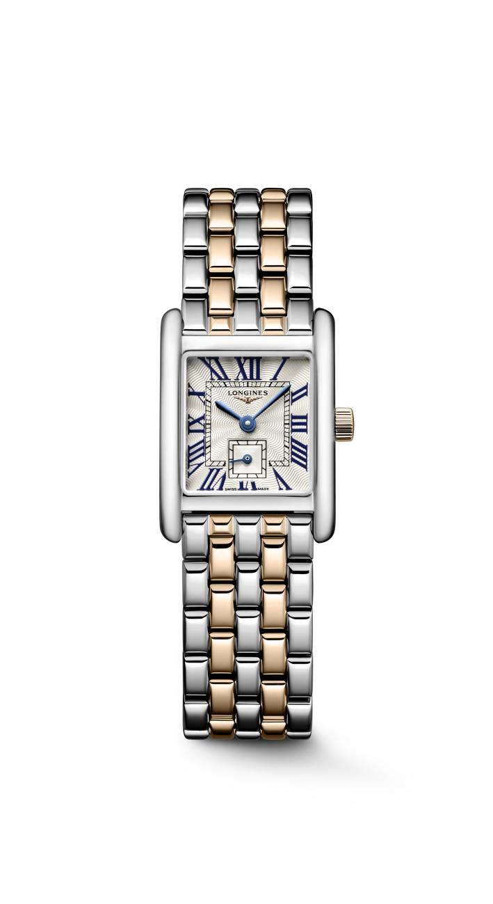 Dit Longines horloge behoort tot de Mini DolceVita collectie.
Referentienummer: L5.200.5.71.7

De Longines is voorzien van een L178 Quartz uurwerk. De kast is gemaakt van roestvrij staal met 18-karaats rosegouden kroon, en een band van Roestvrij staal en 18-karaats rosegouden cap 200. De kast heeft een diameter van 21,50 x 29,00 mm en is getest op een waterdichtheid van 3 atm / 30 meter. De Zilver 'flinqué' wijzerplaat is voorzien van romeinse indexen met blauwe wijzers en een kleine secondewijzer op 6 uur.