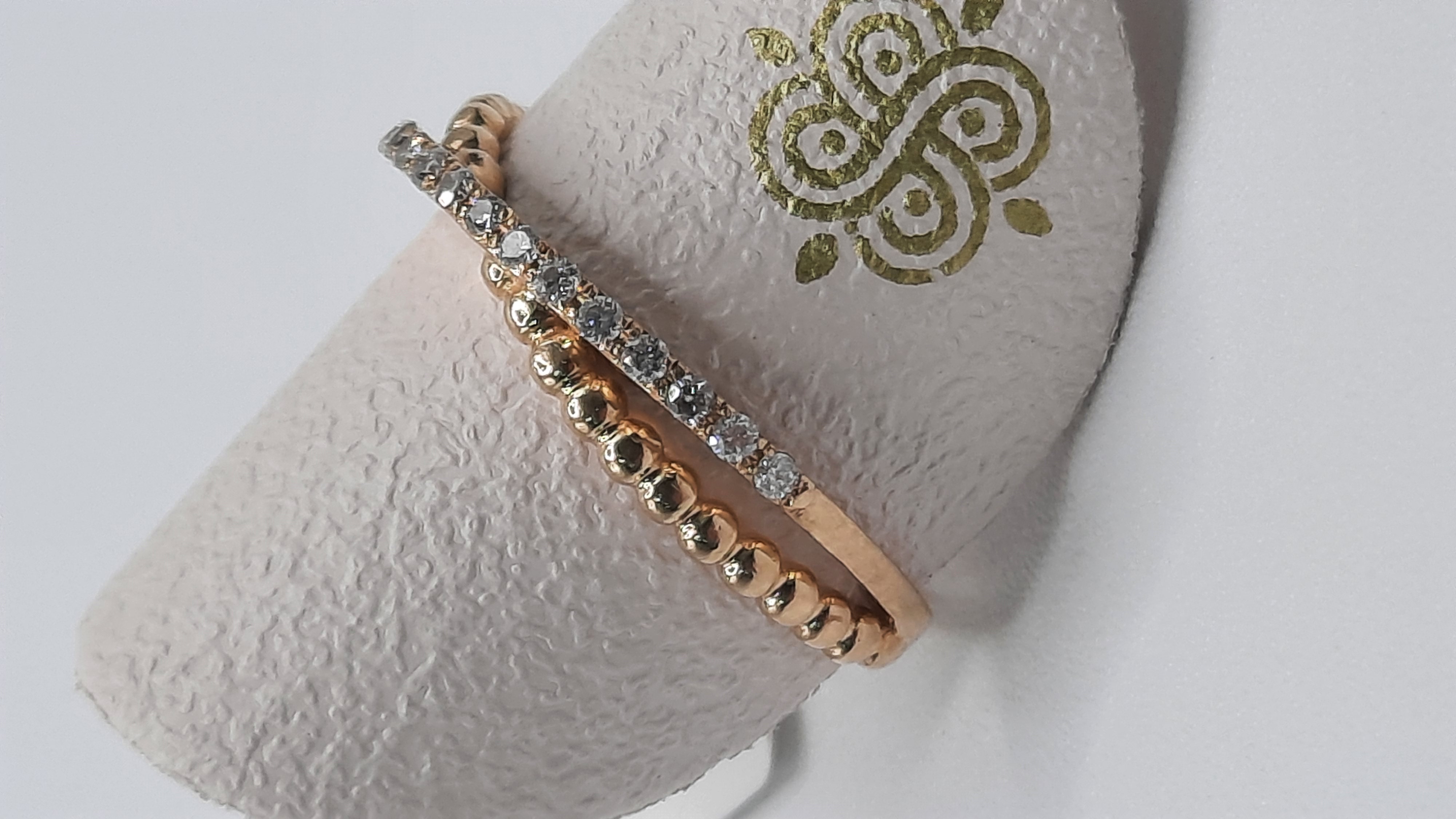 Ontdek de betovering van onze prachtige ring, modelnummer 0002331. Deze gouden ring in maat 54 is gemaakt van 14-karaats goud en heeft een schitterende diamant die de uitstraling versterkt. Perfect voor speciale gelegenheden of om dagelijks elegantie uit te stralen. Draag met verfijnde outfits voor een vleugje luxe en stijl.

Verfijning en elegantie, elke dag.
