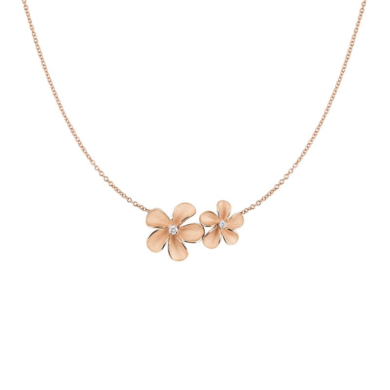 Cherry Bloom vangt de gratie en lichtheid van kersenbloesems in de lente en viert de tijdloze savoir-faire van het Maison op het gebied van bloemenvakmanschap. Met zijn speelse maar delicate allure belichaamt deze collectie veelzijdigheid en dynamiek, in de kenmerkende stijl van Cammilli. De satijnen Aetherna-afwerking streelt zachtjes het oppervlak als licht dat door bloemblaadjes valt, terwijl de gepolijste rand de driedimensionale elegantie accentueert. Cherry Bloom is ook verkrijgbaar in een versie die is verbeterd met een met diamanten bezet profiel en voegt een vleugje verfijnde helderheid toe aan degenen die het dragen

- Niet op voorraad in de winkel, Alleen op reservering
