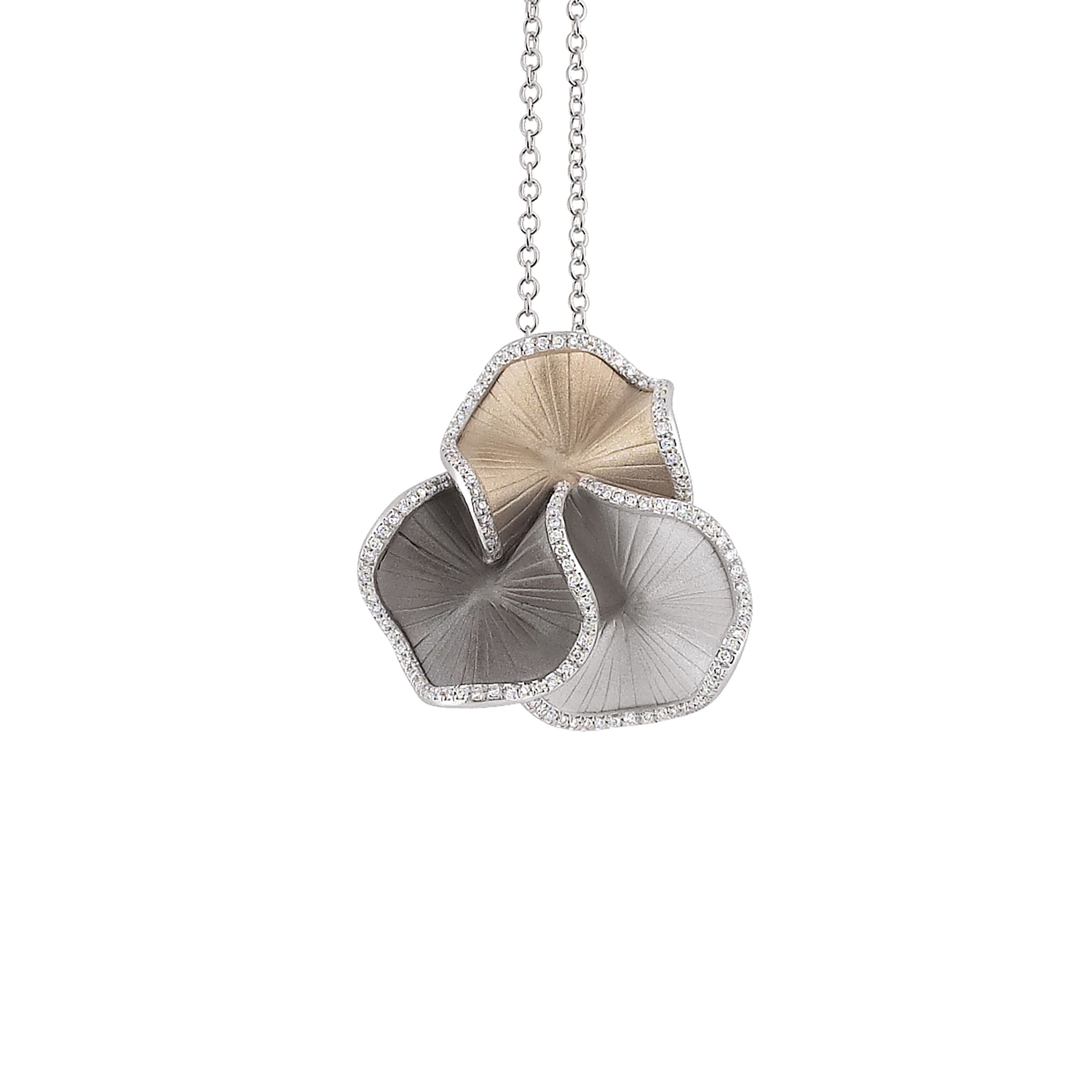 De sieraden van deze serie combineren vorm- en kleureffecten en de zacht afgevlakte rondingen geven een grote diepte aan elk afzonderlijk juweel. De Sultana-collectie is ontworpen voor een stijlvolle vrouw die gefascineerd is door originele sieraden.

- Niet op Vooraad in de winkel,  Alleen reserveren mogelijk.