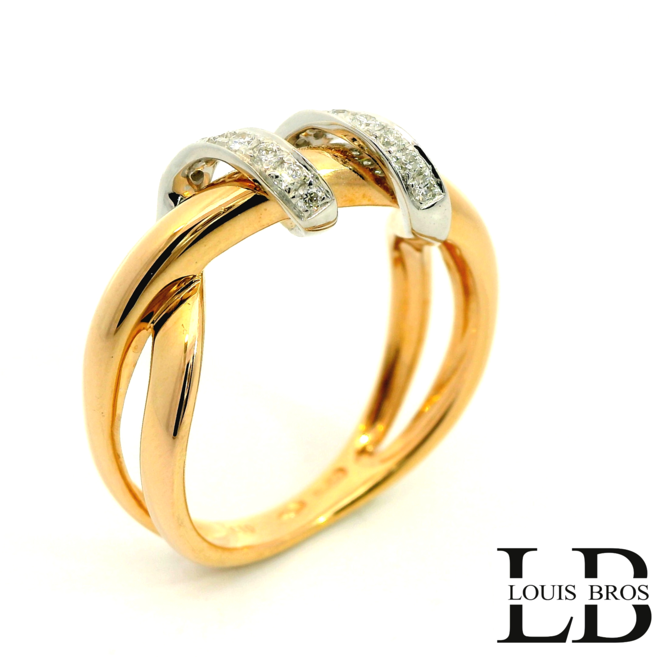 Deze verfijnde 18 karaat roségouden ring (5.29 gr) is een prachtig staaltje van vakmanschap en elegantie. Het ontwerp bestaat uit twee vloeiend in elkaar verstrengelde banden van roségoud, die bovenaan stijlvol worden geaccentueerd met witgouden uiteinden bezet met fonkelende diamanten. De zorgvuldig geplaatste diamanten zorgen voor een schitterend spel van licht en geven de ring een luxueuze uitstraling.

De combinatie van warm roségoud en koel witgoud maakt dit sieraad tijdloos én modern, perfect voor elke gelegenheid – of het nu gaat om een verloving, jubileum of een stijlvol dagelijks accessoire.

Details:

Materiaal: 18 karaat roségoud en witgoud

Edelstenen: Diamanten (briljant geslepen)

Stijl: Elegant en eigentijds

Merk: Louis Bros (LB)
De ring is verkrijgbaar in meerdere afmetingen.