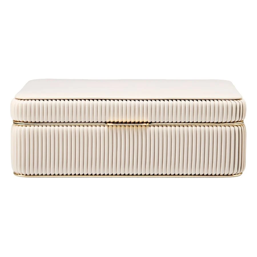 De Bella Medium Sieradendoos straalt weelde en verfijning uit met haar gladde deksel van veganistisch leer, perfect geplooide zijkanten en goudkleurige afwerking van het frame en de hardware. Binnenin vind je drie uitneembare sieradenlades met LusterLoc™-voering en 10 compartimenten voor kettingen, ringen, armbanden en oorbellen, plus ruimte voor een uiterst handig uitneembaar ritsvakje van veganistisch leer met een binnenverdeler om je sieraden gescheiden en beschermd te houden. Gewoonweg prachtig.