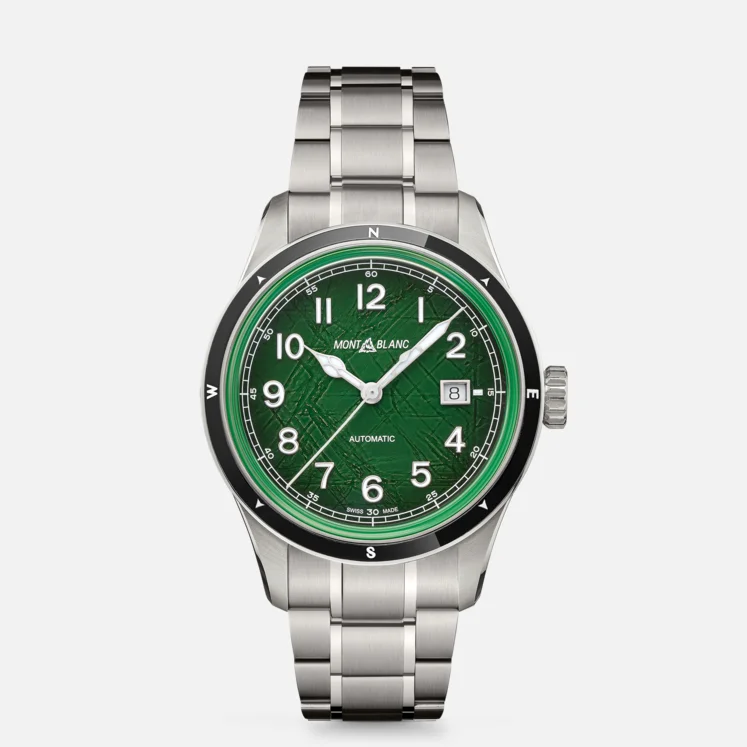 Dit Montblanc horloge behoort tot de 1858 collectie.
Referentienummer: MB133269

De Sfumatogroene wijzerplaat is voorzien van het Montblanc Gletsjerpatroon. Dit patroon weerspiegelt Montblanc's geest van bergverkenning en is geïnspireerd op de diepgroene kleur van de smaragdgroene ijsbergen, ook wel "jadebergen" genoemd. Het automatische uurwerk met 38 uur gangreserve is gehuisd in een 41mm stalen kast dat wordt afgeschermd met een krasvrij saffierglas. Het uurwerk is volledig zuurstofvrij. Het horloge is voorzien van een zwarte keramische bezel met lichtgevende windrichtingen. Het horloge is voorzien van een gemakkelijk wisselbare stalen band en een gegraveerde achterkant met de speciale gravure "Spirit Of Exploration".

Ga verder op avontuur met Zero Oxygen – deze onzichtbare technologie gaat drastische temperatuur- en afstandsveranderingen tegen door condensvorming te voorkomen en oxidatie in de kast te voorkomen. Zero Oxygen zorgt ervoor dat de robuuste componenten van het horloge lang meegaan en langdurig nauwkeurig blijven