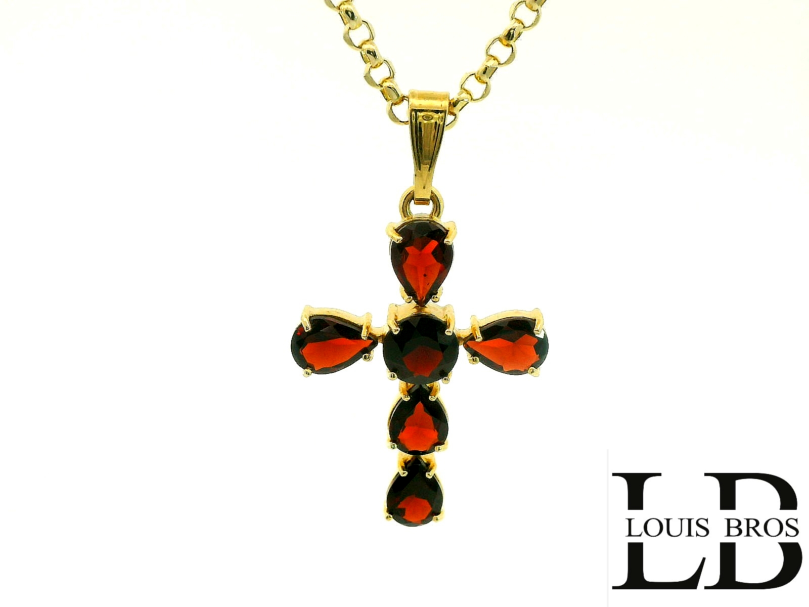 Dit 14 karaat geelgouden kruis (3.03 gr) is een krachtig symbool van geloof en elegantie, ontworpen met oog voor detail en geschikt voor zowel dames als heren. Het ontwerp straalt klassieke schoonheid uit, met een warme geelgouden glans die prachtig wordt versterkt door een diepe, roodbruine granaat in het hart van het kruis.

De granaat, bekend om zijn symboliek van kracht en toewijding, geeft dit tijdloze sieraad extra diepgang en karakter. De subtiele combinatie van edelmetaal en edelsteen maakt dit kruis bijzonder en toch ingetogen – perfect om elke dag te dragen of als betekenisvol geschenk.

Kenmerken:

Materiaal: 14 karaat geelgoud

Edelsteen: Granaat

Stijl: Klassiek, unisex

Symboliek: Geloof, kracht, toewijding

Geschikt voor dagelijks gebruik of als bijzonder geschenk