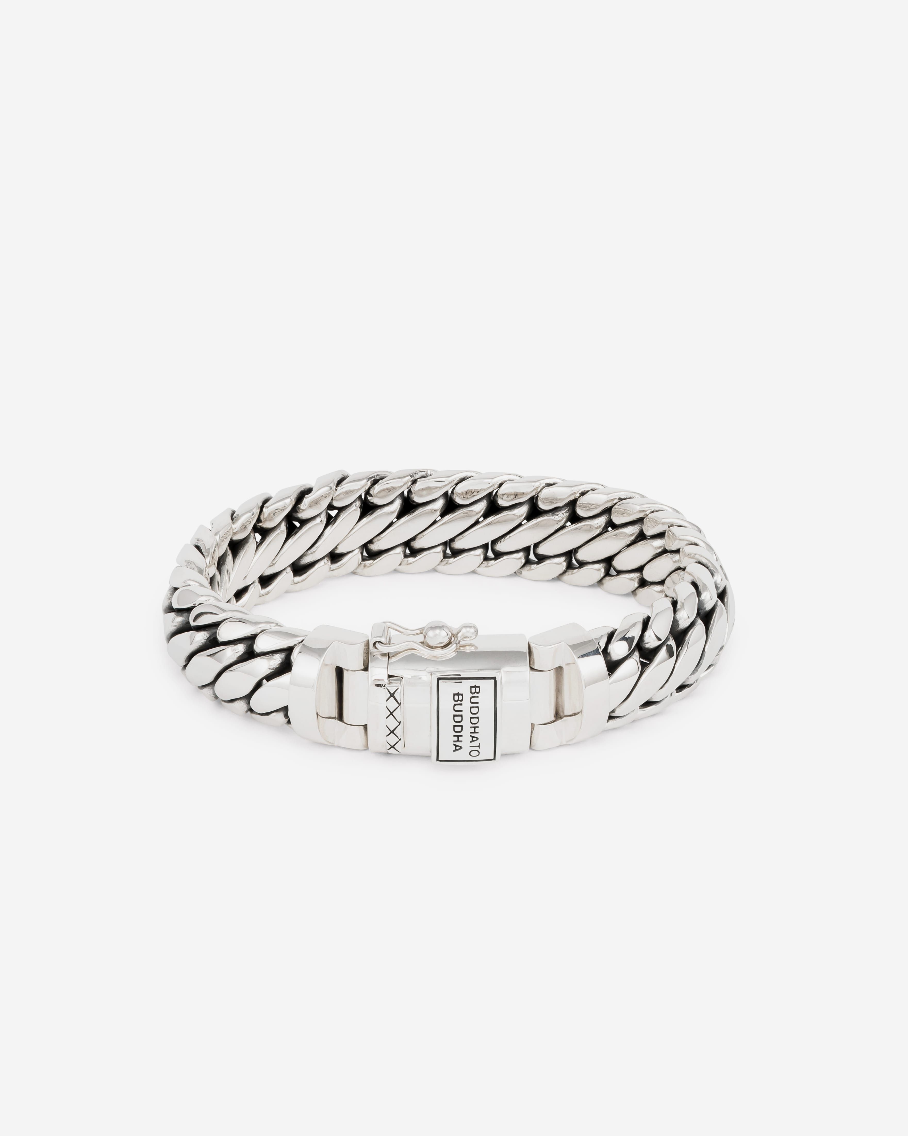 De Ben schakel, een tijdloze klassieker en een essentieel onderdeel van de Buddha to Buddha collectie. Deze gerecycled zilveren armband is een van onze populairste armbanden. Ontworpen in Amsterdam en met toewijding met de hand vervaardigd door onze zilversmeden in Zuidoost-Azië. Dit tijdloze ontwerp wordt met grote vakmanschap geproduceerd, waarbij elke armband gemiddeld 7 dagen passievolle toewijding vereist. Het dragen van een Ben sieraad betekent dat je kracht en moed met je meedraagt!