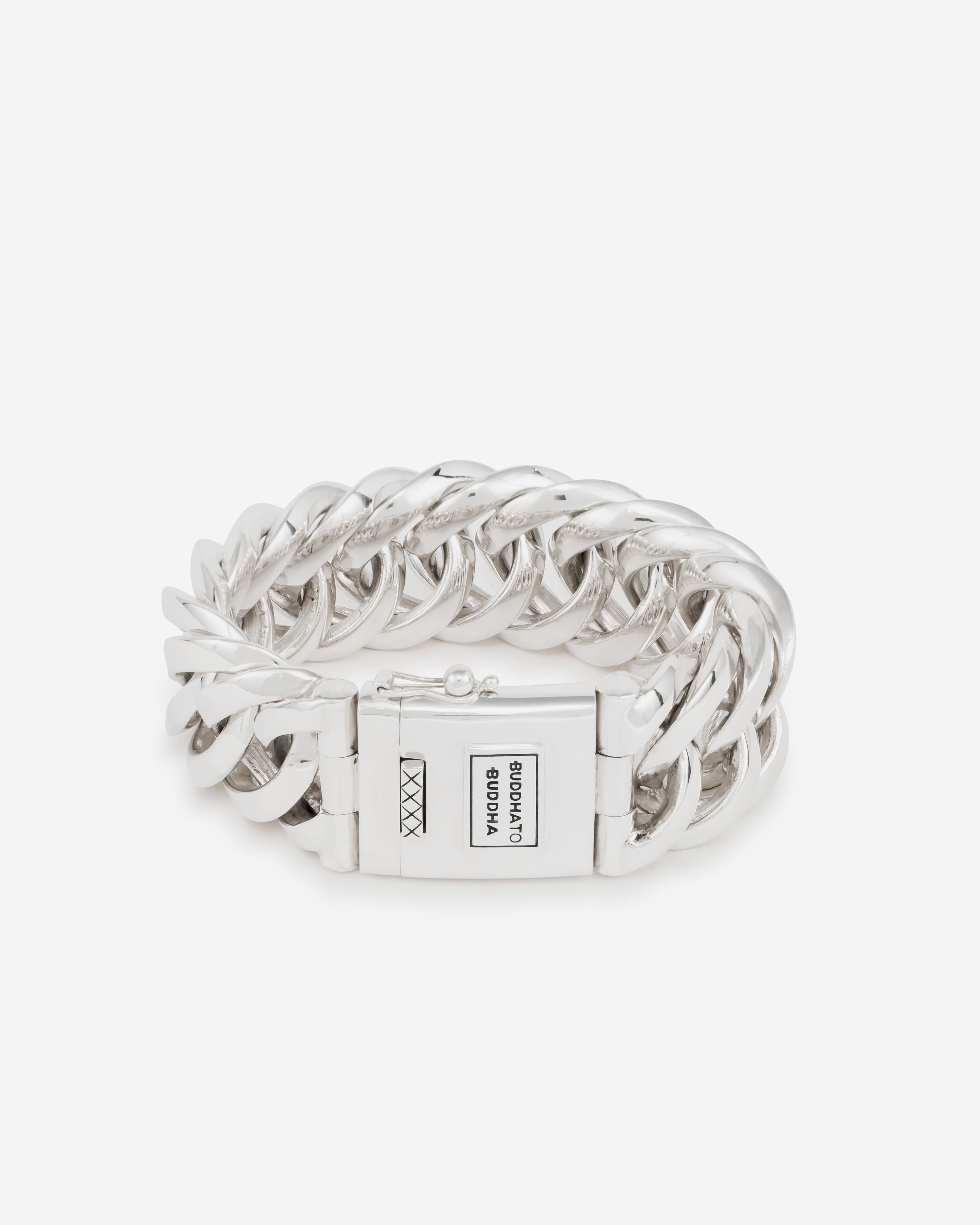 De Chain Big armband is een van onze populairste items uit onze Chain collectie, en een opvallende creatie. Deze grootste armband in zijn collectie kenmerkt zich door unieke schakels. We hebben de wereldwijd bekende gourmet schakel, omgetoverd tot een stijlvolle en opmerkelijke Buddha to Buddha creatie. Deze tijdloze armband, met de hand gemaakt van gerecycled zilver, kan naadloos worden gecombineerd met andere sieraden uit de Chain collectie. Deze schakel staat symbool voor connectie. Met wie verbind jij je door het dragen van deze armband? Laat jouw verhaal zich verweven met dit unieke sieraad.