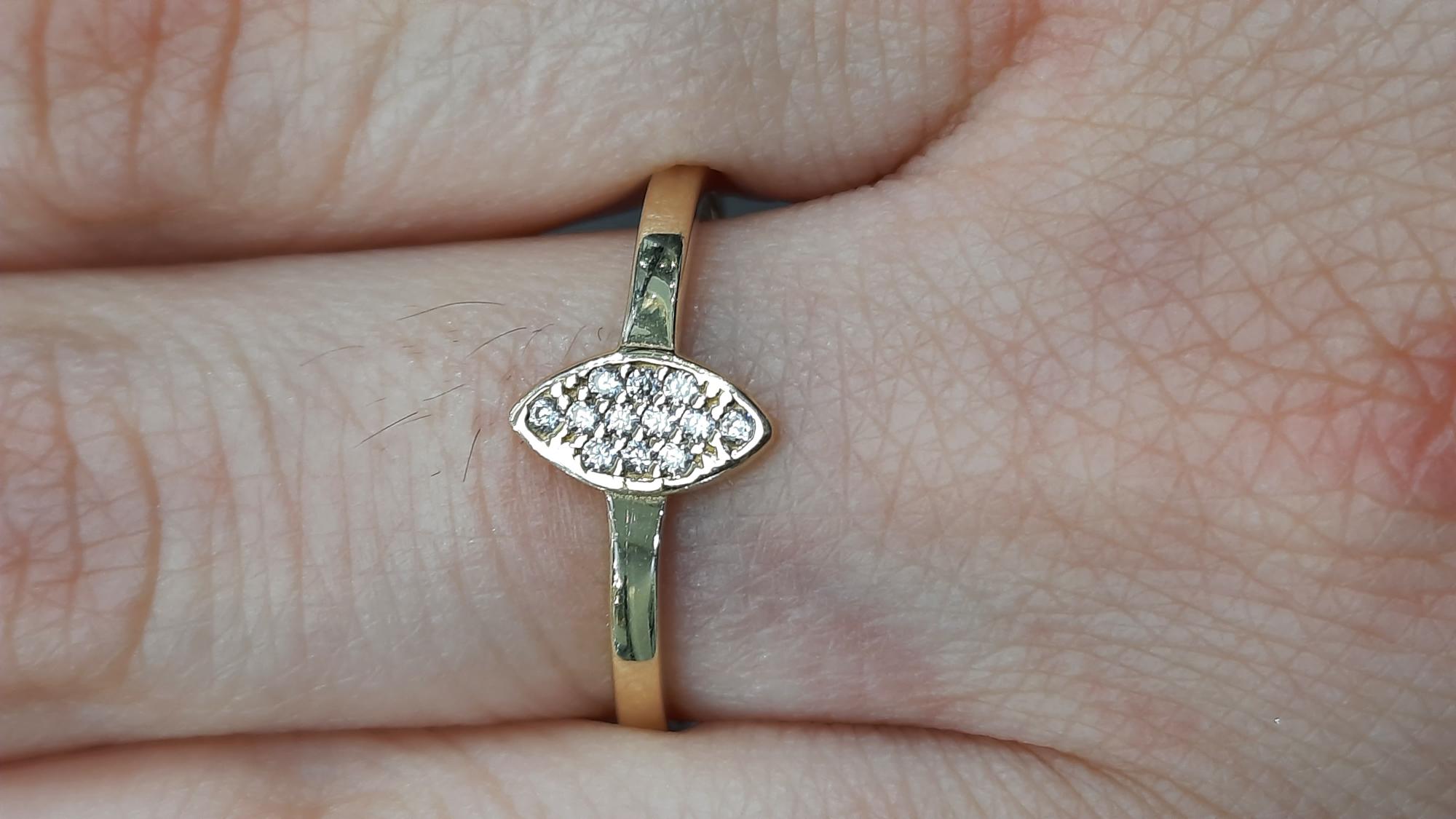Deze gouden ring, model BREA-000556, is vervaardigd van 14-karaats goud en komt in maat 56. De ring heeft een prachtige goudkleur en is versierd met sprankelende stenen. Perfect voor een chique en elegante uitstraling. Combineer met andere gouden sieraden voor een verfijnde look, ideaal voor zowel dagelijks gebruik als speciale gelegenheden.