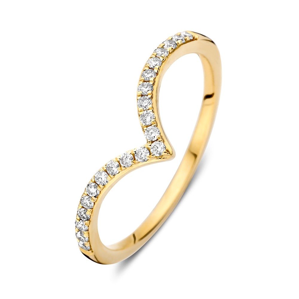 Geelgouden ring in v-vorm gezet met fonkelende diamanten. Deze ring is prachtig om te combineren met een verlovingsring met grotere diamantzetting.
