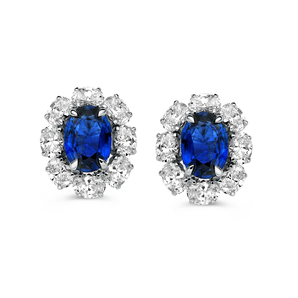 Prachtige, klassieke oorstekers metsaffier en briljant. De ovale saffieren (12 x 10 mm) worden omringd door fonkelende diamanten (1,29 crt. totaal).De oorbellen zijn voorzien van een geelgouden steker en stevige poussettes.
