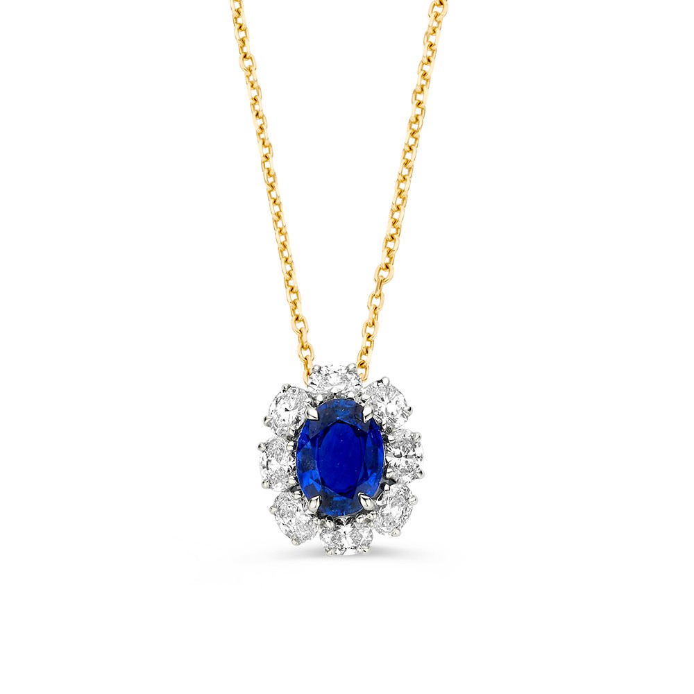 Prachtige, klassieke hanger met saffier en diamant. De blauwe saffier (12x10mm) wordt omringd door fonkelende diamanten (0,63 crt. totaal). De hanger is voorzien van een fijn, geelgouden collier.
