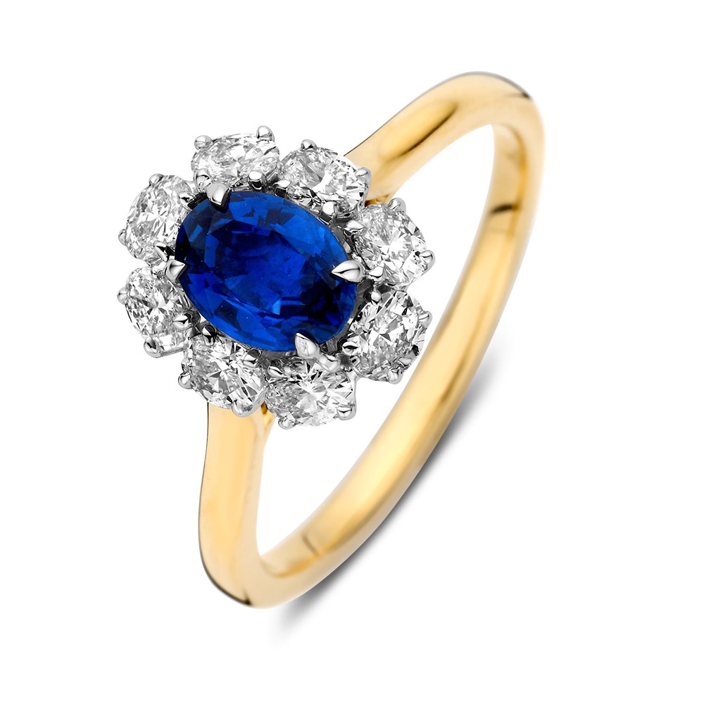 Klassieke saffier ring in 'Lady Di' stijl. De ovale saffier (0.88 crt.)heeft een diameter van 12x10 mm en is omringd door fonkelende diamanten van 0,61 crt. totaal.
