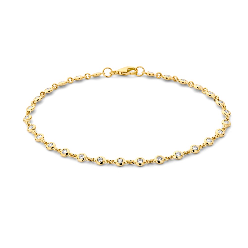 Verfijnde, geelgouden armband met rondom diamanten in ronde zetkastjes. Een plaatje om zo te dragen, maar ook een armband die perfecte te combineren valt met gouden schakelarmband, bangles of een horloge.
