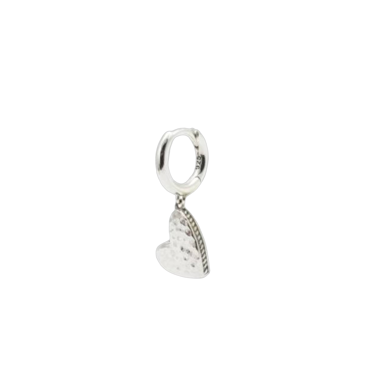 Deze zilveren Buddha to Buddha 916 HEART HOOP SINGLE is handgemaakt en heeft een prachtig hartvormig ontwerp. Het is perfect om elke dag te dragen en geeft een subtiele touch aan elke outfit. Het is het beste te combineren met andere zilveren sieraden voor een elegante look. Draag het solo voor een minimalistische uitstraling of mix en match met andere oorbellen voor een speels effect.