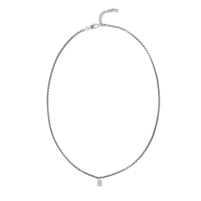Dit prachtige Buddha to Buddha 861 armband is gemaakt van hoogwaardig zilver en is verstelbaar van 61 tot 65 cm. De armband heeft een stoer en tijdloos design, perfect voor zowel mannen als vrouwen. Draag hem alleen als statement piece, of combineer met andere armbanden voor een trendy layered look. Een must-have voor iedere sieradencollectie!
