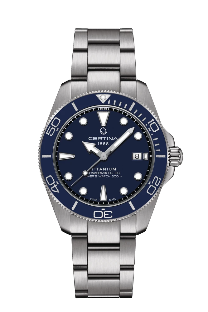 
Met zijn waterbestendigheid tot 300 meter en ISO 6425:2018-certificering voldoet dit model aan de hoogste normen voor professionele duikhorloges. De DS Action Diver 40.5mm markeert ook een mijlpaal als het eerste Certina-horloge met de volgende evolutie van het DS systeem: de «New DS Concept Extreme Shock Resistance».
